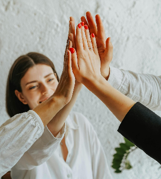 Zeicnung: Drei Köpfe untereinander: Oben älterer Herr, Mitte: mittelalte Frau, unten jüngerer Mann. Alle schauen unzufrieden aus. 