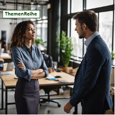 Zeicnung: Drei Köpfe untereinander: Oben älterer Herr, Mitte: mittelalte Frau, unten jüngerer Mann. Alle schauen unzufrieden aus. 