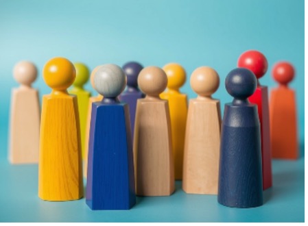 Zeicnung: Drei Köpfe untereinander: Oben älterer Herr, Mitte: mittelalte Frau, unten jüngerer Mann. Alle schauen unzufrieden aus. 